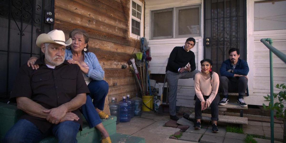 Fotograma cedido por Netflix donde aparecen, desde la izquierda, Joaquín Cosío, como Casimiro; Laura Patalano, como Beatriz; Manuel Uriza, como Ernesto; Karrie Martin, como Ana, y Carlos Santos, como Chris, durante una escena del octavo capítulo de la segunda temporada de ‘Gentefied’.