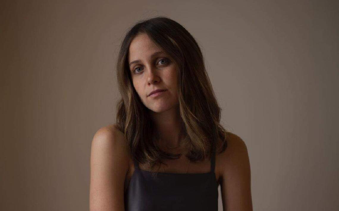 La actriz Natasha Dupeyrón quien personifica a Isabel (Señorita Yucatán) en la nueva serie ‘Señorita 89’. 