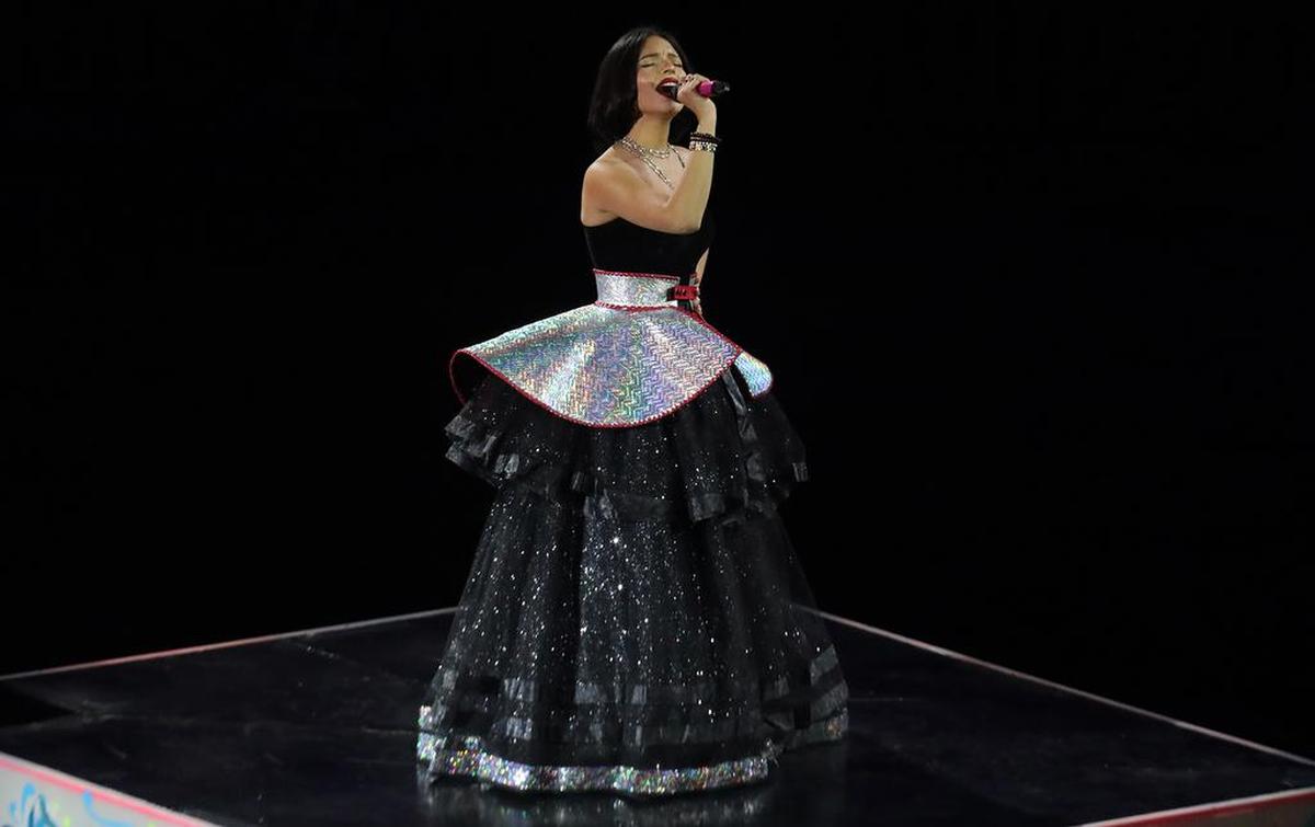 Ángela Aguilar mezcló melodías tradicionales como 'La Llorona' y 'La Basurita' con el éxito de Selena 'Como La Flor', durante su actuación la noche del domingo en 'Jaripeo Sin Fronteras' en el Save Mart Center.