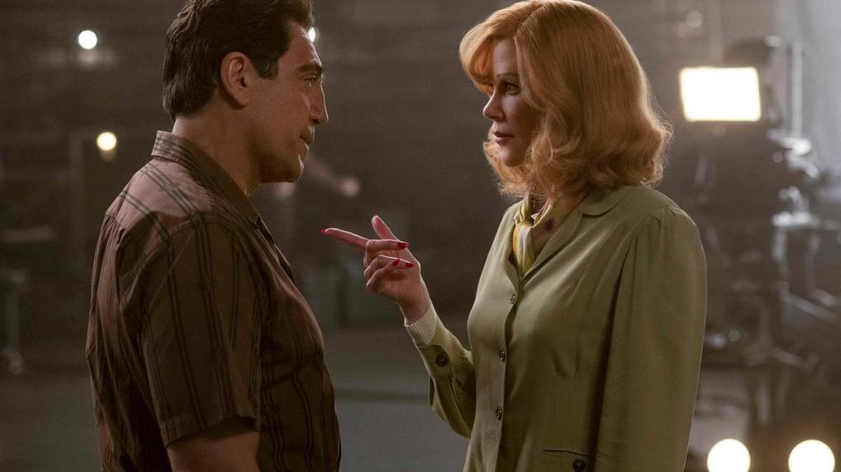 Javier Bardem como Desi Arnaz y Nicole Kidman como Lucille Ball durante una escena de la película ‘Being the Ricardos’ que se estrenó estas navidades.