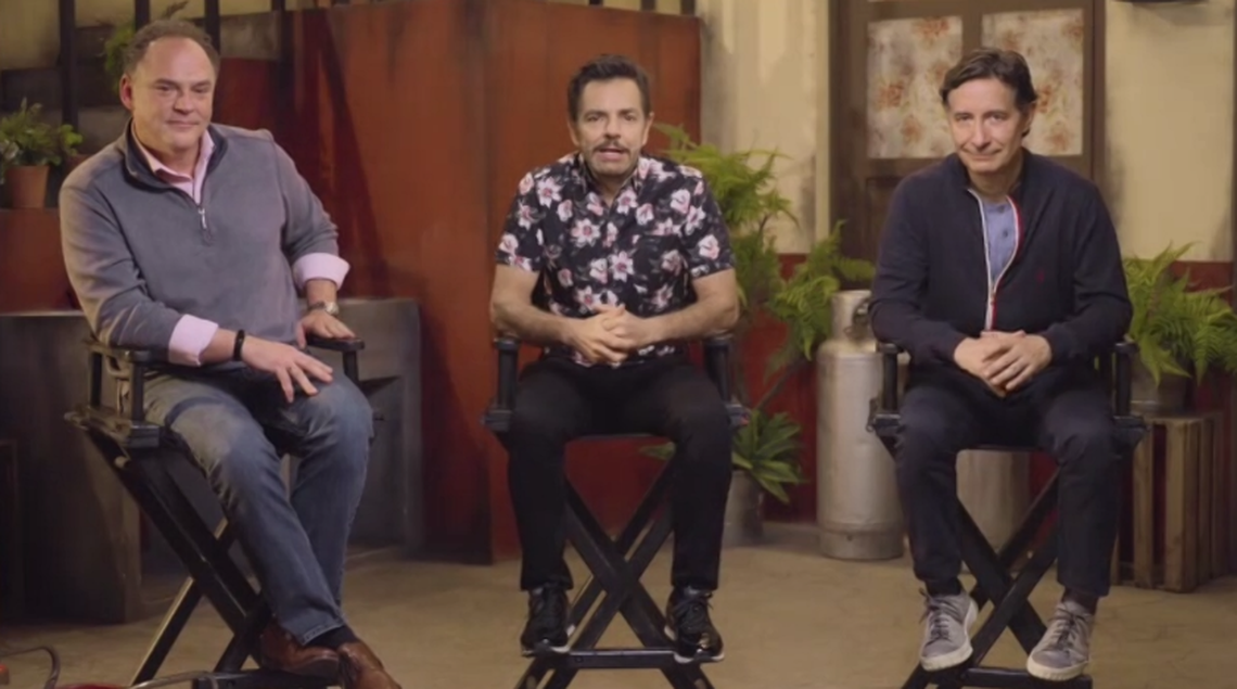 Alfredo Rodríguez, vicepresidente del Centro de Excelencia Latina de Dish Network, el actor Eugenio Derbez, y Roberto Gómez Fernández, productor y director ejecutivo de Grupo Chespirito, durante un evento de prensa por zoom el miércoles 23 de marzo desde la vecindad del Chavo para lanzar el nuevo comercial a los medios. 