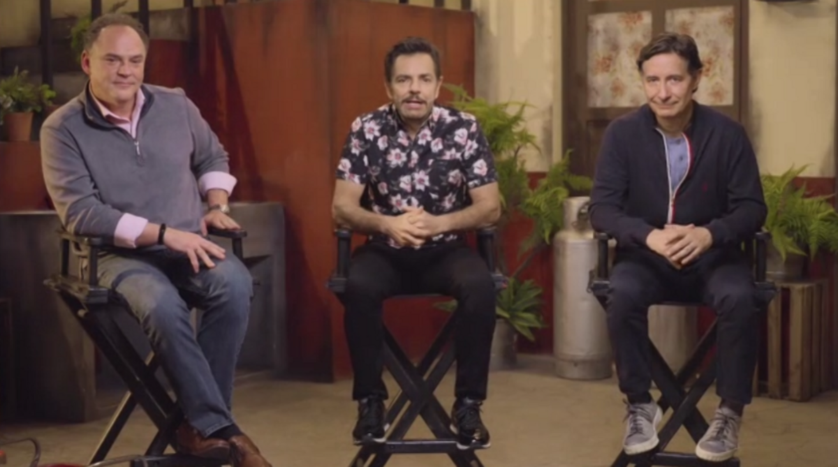 Alfredo Rodríguez, vicepresidente del Centro de Excelencia Latina de Dish Network, el actor Eugenio Derbez, y Roberto Gómez Fernández, productor y director ejecutivo de Grupo Chespirito, durante un evento de prensa por zoom el miércoles 23 de marzo desde la vecindad del Chavo para lanzar el nuevo comercial a los medios. 