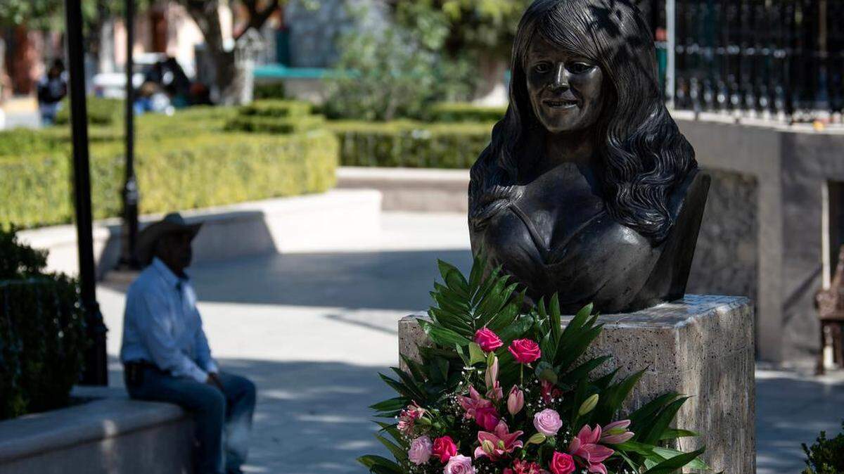 A 10 años de la muerte de la cantante Jenni Rivera, la Diva de la Banda, habitantes del norteño estado de Nuevo León, donde cayó la aeronave que la transportaba, la recuerdan con admiración y cariño, aunque lamentan la falta de recursos para rendirle un homenaje.