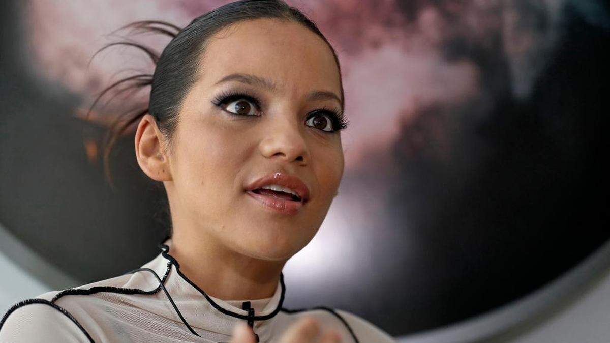 La actriz colombiana Natalia Reyes habla durante entrevista el 12 de abril de 2023, en Bogotá.