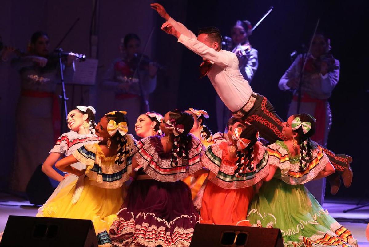 El Ballet Folclórico Guadalajara presenta el baile a la música de 'La Culebra' durante su presentación en los terrenos de la feria del Condado de Fresno el 29 de mayo de 2022.