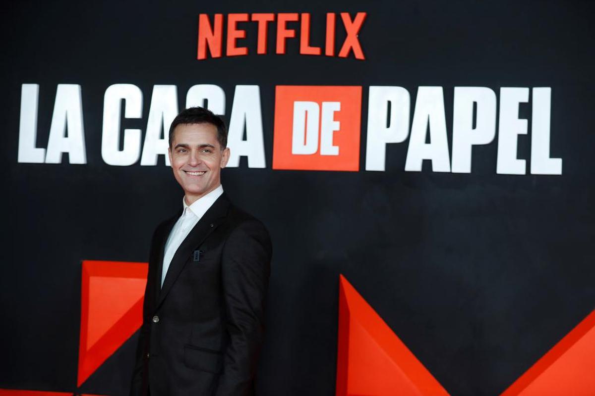 MADRID, 30/11/2021.- El actor Pedro Alonso posa este martes durante el pase gráfico y la alfombra roja de “La casa de papel Parte 5 Volumen 2”. EFE/ Javier Lizón