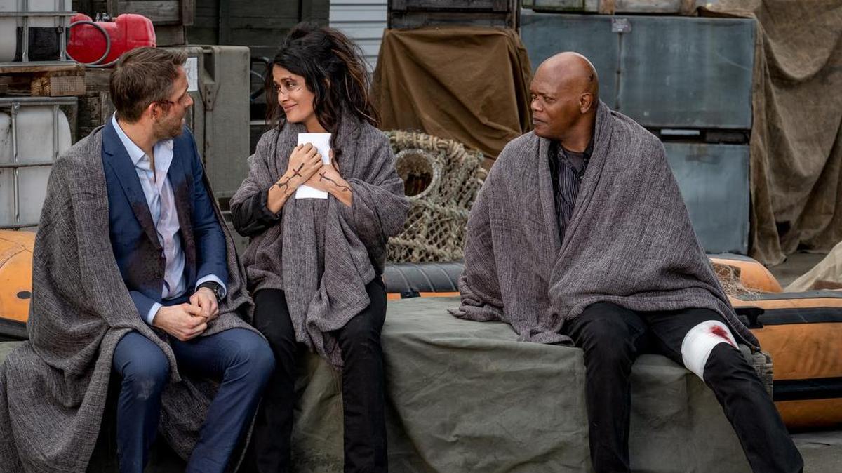Ryan Reynolds como Michael Bryce, Salma Hayek como Sonia Kincaid, y Samuel L. Jackson como Darius Kincaid, durante una escena de la película ‘Hitman’s Wife’s Bodyguard.’