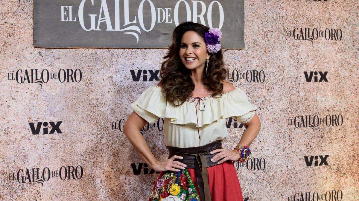 La actriz y cantante mexicana Lucero Hogaza León, conocida artísticamente como la Novia de América, regresa a la pantalla tras diez años de ausencia protagonizando la serie ‘El Gallo de Oro’, adaptación de la obra de Juan Rulfo.