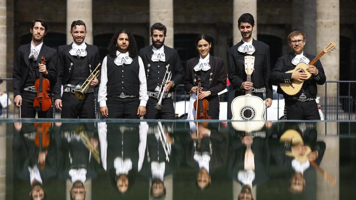 Integrantes del Mariachi Yerushalayim posan al termino de su presentación en el marco del Encuentro Internacional del Mariachi, el 30 de agosto de 2022 en el centro de la ciudad de Guadalajara, Jalisco.