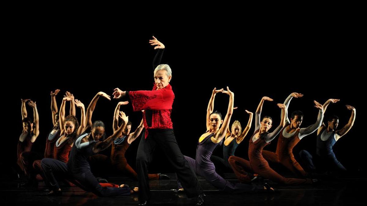 Fotografía cedida por Ballet Hispánico donde aparece su fundadora y directora artística, la venezolana Tina Ramírez, mientras baila junto a los integrantes de su compañía. Tina Ramírez falleció a los 93 años, según informó el 9 de septiembre la organización.