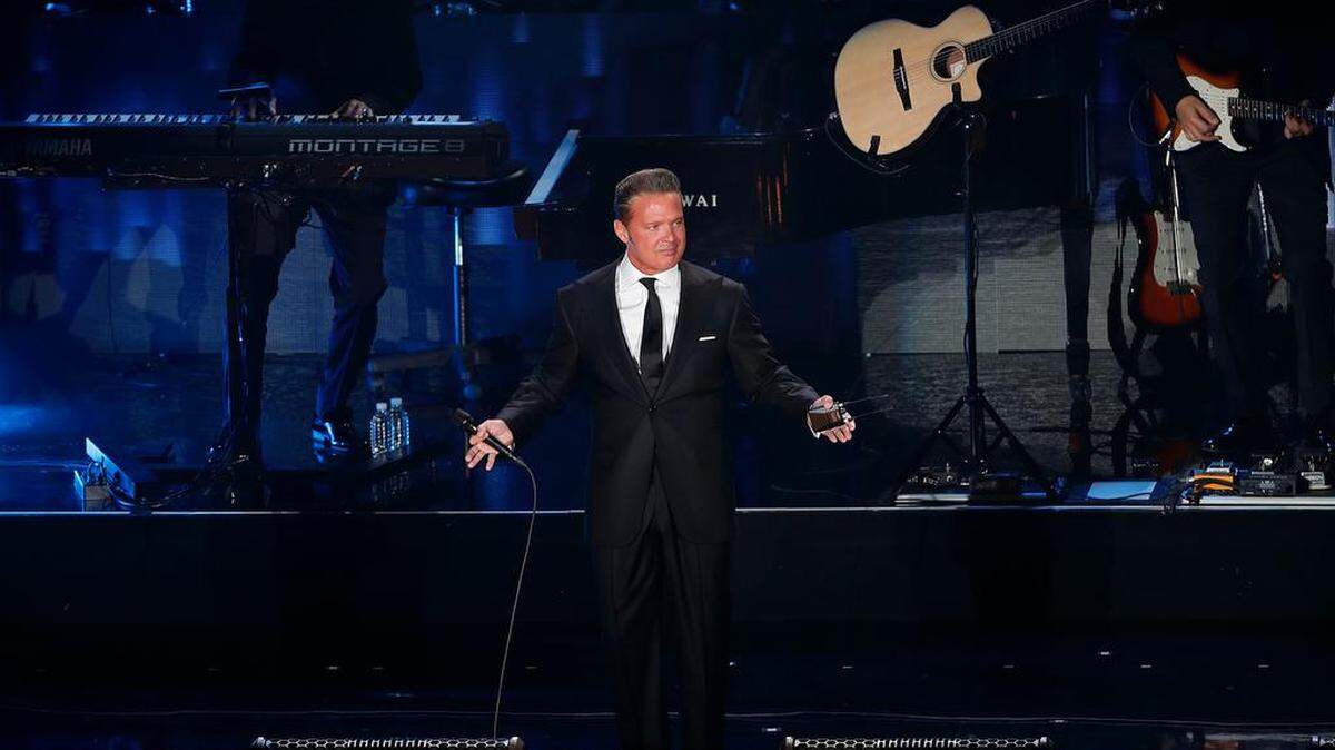 Fotografía de archivo fechada el 21 de febrero de 2018 del cantante mexicano Luis Miguel durante una presentación en el Auditorio Nacional de Ciudad de México.