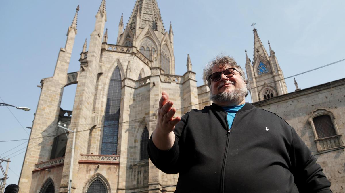 Fotografía de archivo fechada el 28 de mayo de 2019 del cineasta mexicano, Guillermo del Toro durante un acto protocolario en la ciudad Guadalajara, estado de Jalisco (México). Autoridades e internautas mexicanos celebraron este martes las cuatro nominaciones para los próximos Óscar del filme “Nightmare Alley” del director mexicano Guillermo del Toro, así como la nominación del director Carlos López por su filme animado “Raya and the Last Dragon”.