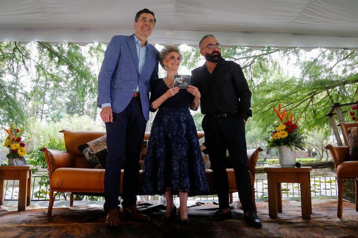 El presidente de Sony Music México, Roberto López, Vicente Fernández Abarca, y María del Refugio Abarca, posan para una fotografía al término de una rueda de prensa, en la localidad de Tlajomulco, en Jalisco.