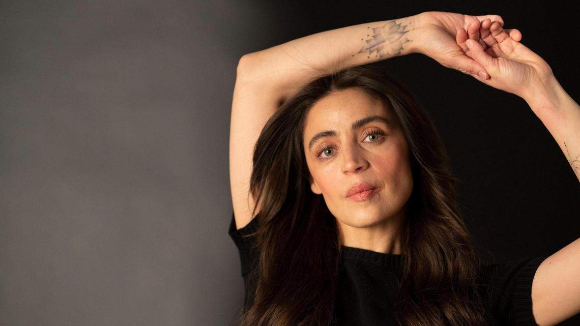 La actriz mexicana Ilse Salas personifica a Concepción López Montoya, la matriarca del certamen de belleza más importante del país, en la nueva serie de Pantaya ‘Señorita 89’. 