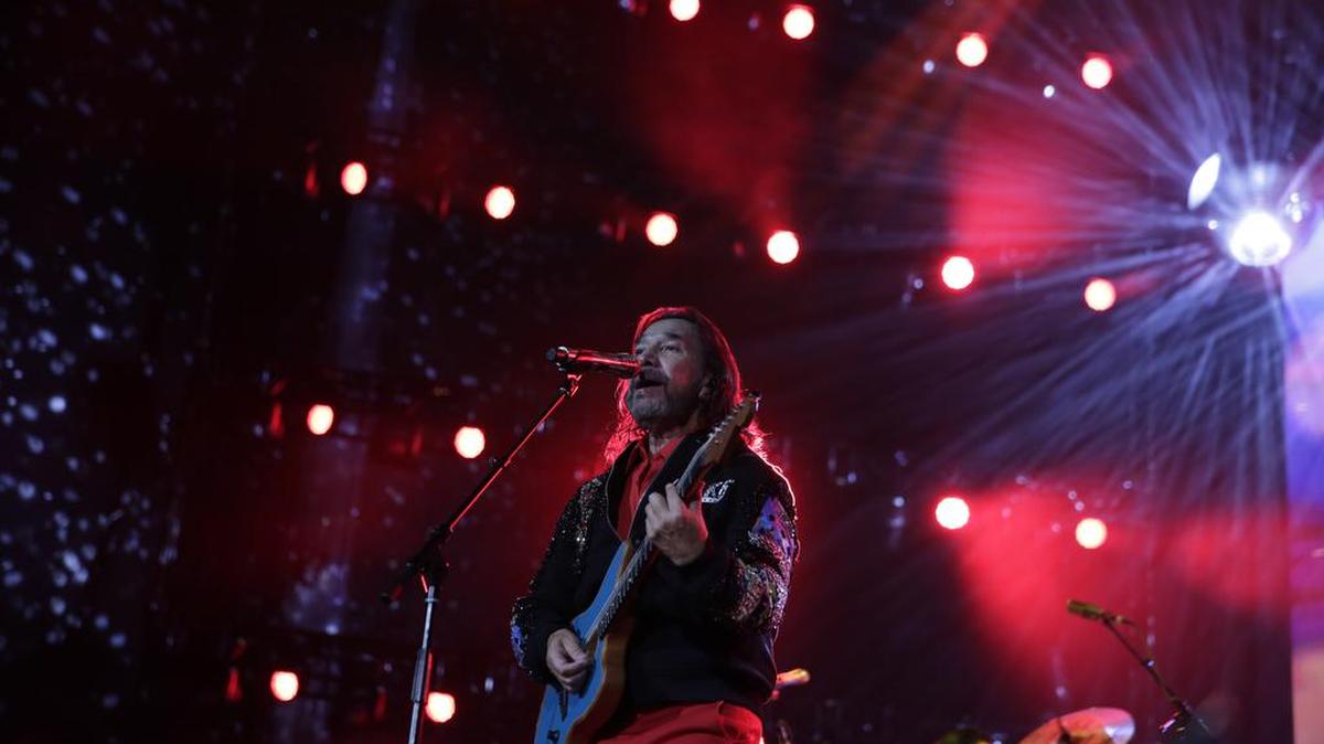 Tras 25 años separados, el emblemático grupo mexicano Los Bukis, volvió a los escenarios con un gran concierto que da comienzo a su gira de reunión.