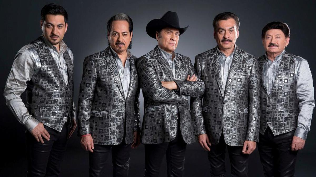 Fotografía cedida por Universal Music Latin Entertainment donde aparecen los integrantes de la banda de música regional mexicana Los Tigres del Norte. Por primera vez en sus vidas, los hermanos Hernández y su primo Óscar Lara pasaron casi un año sin reunirse debido a la pandemia.