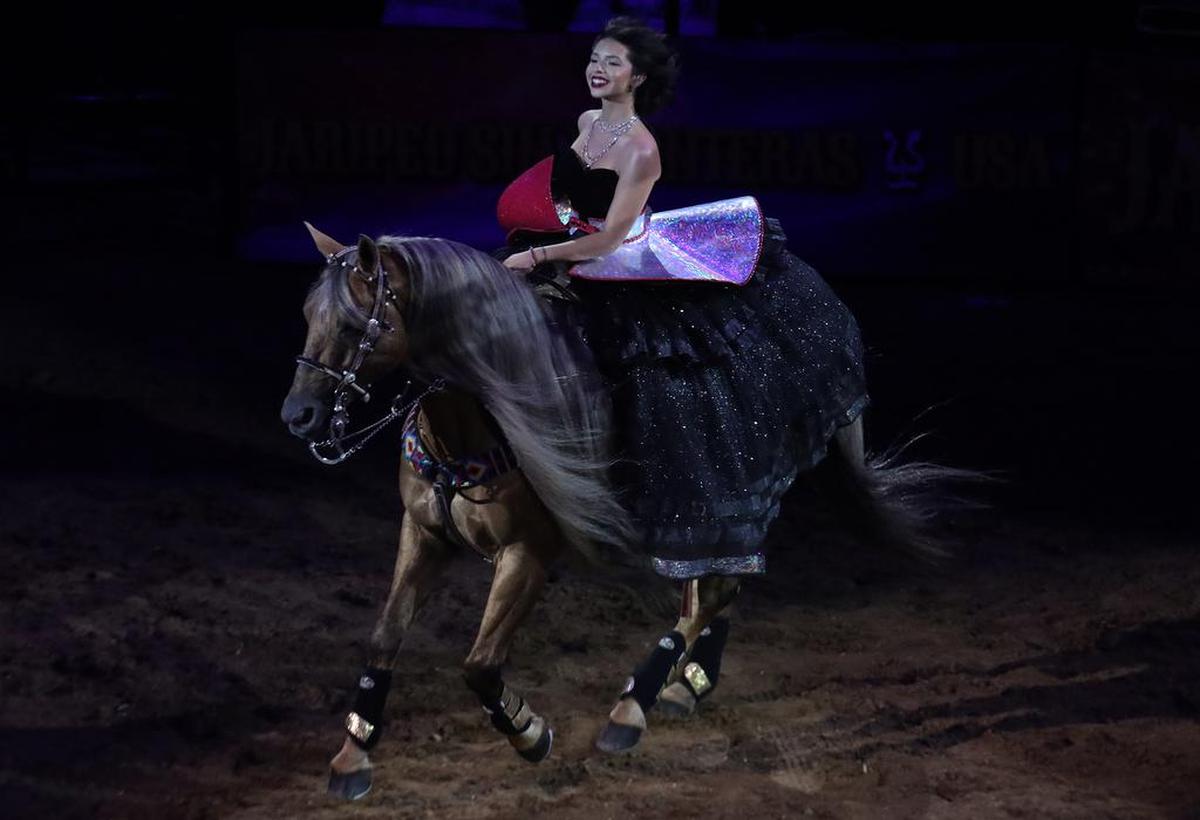 Ángela Aguilar tuvo dos cambios de vestuario durante su actuación el domingo por la noche en 'Jaripeo Sin Fronteras' en el Save Mart Center.