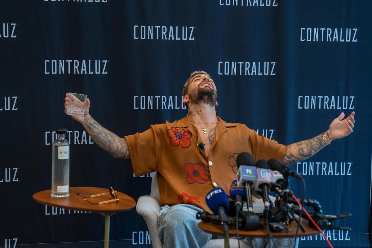 El cantante colombiano presenta su marca propia de mezcal durante una rueda de prensa en Manhattan, Nueva York.