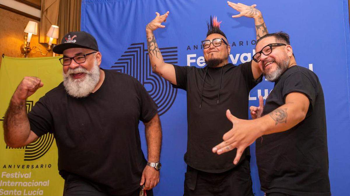 Los integrantes de la banda de rock El Gran Silencio, Wiwa Flores (i), Cano Hernández (c) y Tony Hernández (d), posan al término de una rueda de prensa para festejar el 30 aniversario de la agrupación en Monterrey, Nuevo León.