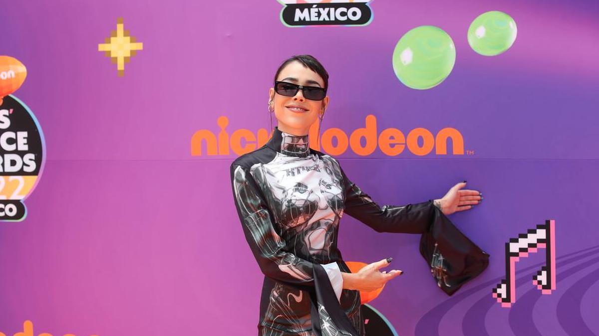 La cantante mexicana Danna Paola posa en la Orange Carpet de los Kids Choice Awards 2022 en Ciudad de México.