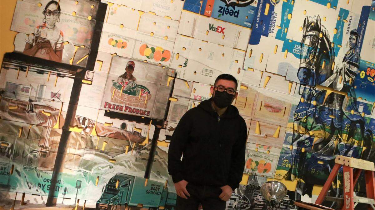 El artista de origen zapoteco Narsiso Martínez el 17 de febrero posa con la obra de arte con la que esta trabajando y que estará en exposición como parte de ‘Boom Oaxaca: Conversaciones de Campo a Campo’ en Arte Américas Casa de la Cultura en Fresno. La recepción de apertura de la exposición tendrá lugar el 5 de marzo a las 5 p.m. en Arte Américas.