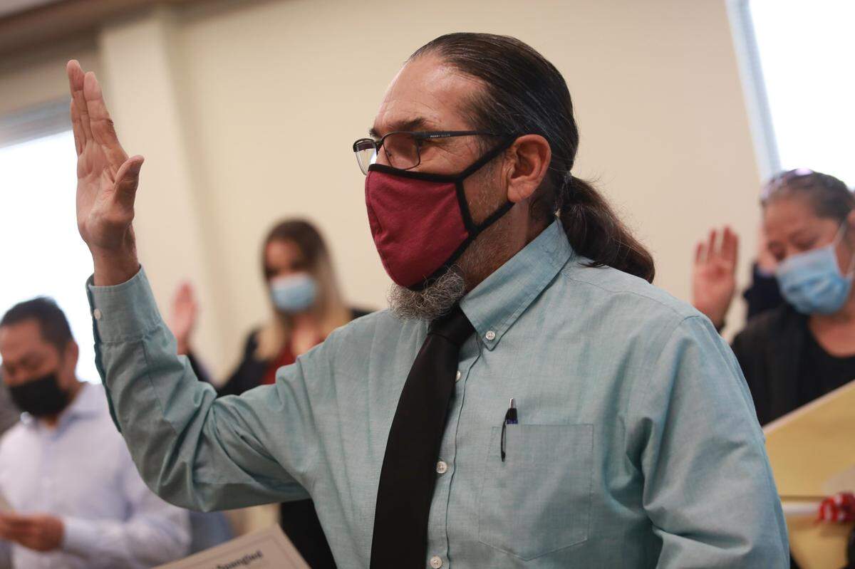 Raúl Vidal, quien es originario de Ruiz, Nayarit, México y actualmente vive en Woodlake en el condado de Tulare, fue una de las 111 personas provenientes de 27 países que tomaron juramento a la bandera de los Estados Unidos la mañana del jueves, 17 de marzo en las oficinas del Servicio de Ciudadanía e Inmigración de Estados Unidos en Fresno.