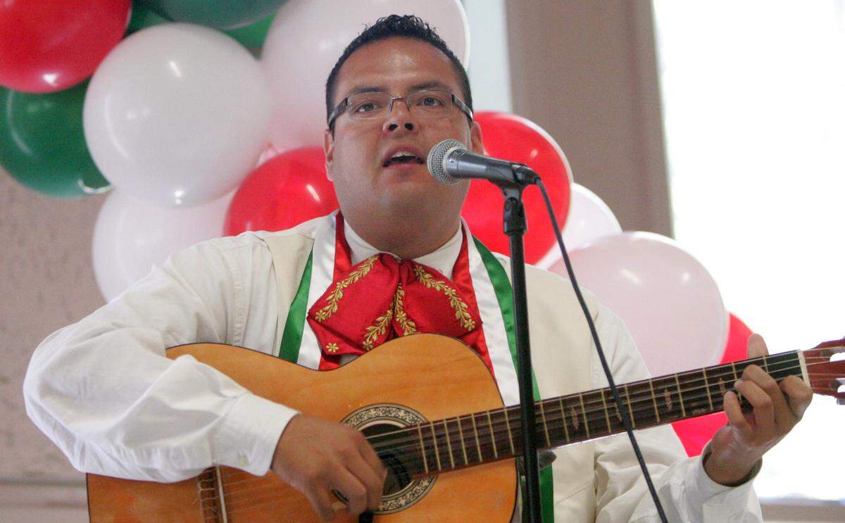 FCC LATINO GRADUATION JE VDA 05/17/09 FRESNO CITY COLLEGE CAFETERIA - About 75 graduates took part in the sixth annual Latino Graduation Celebration sponsored by the Fresno City College Latino Faculty & Staff Association. Raoul Hernandez