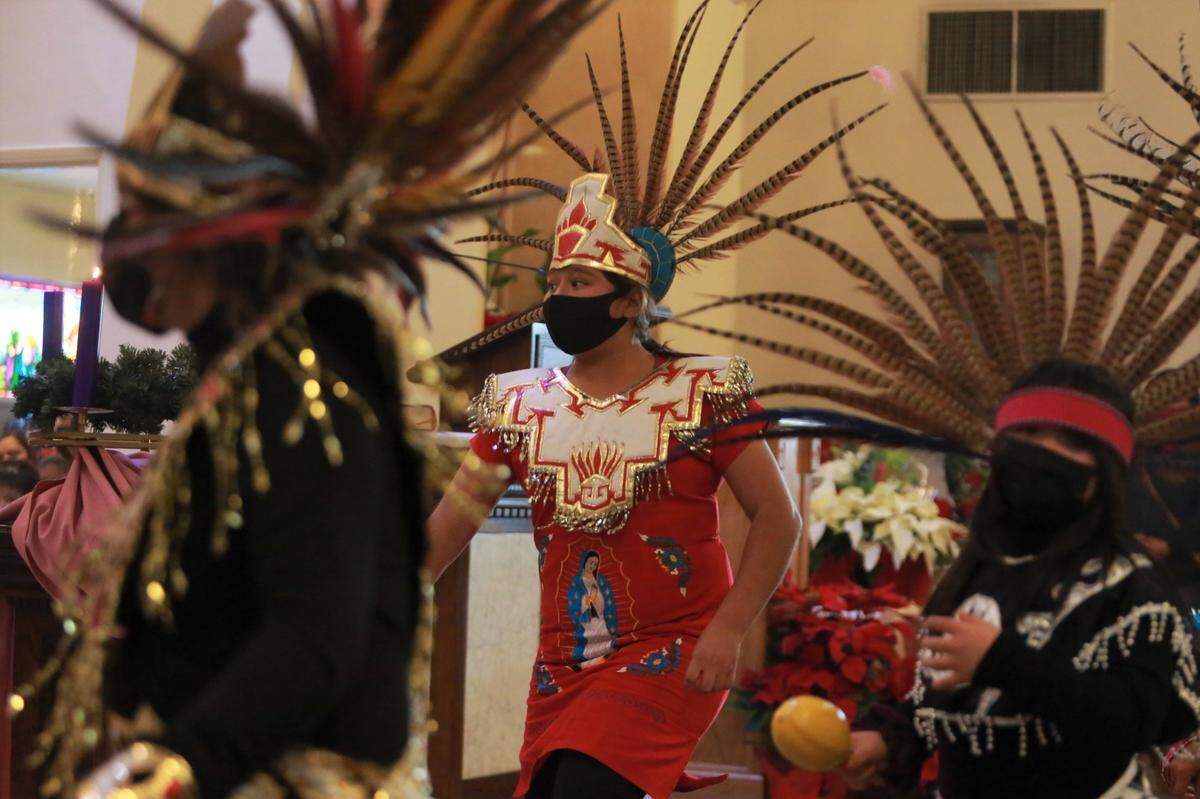 Miembros de la Danza Ehecatl de la Iglesia Inmaculado Corazón de María en Hanford durante la celebración de la Virgen de Guadalupe el domingo, 12 de diciembre durante la misa del medio día.