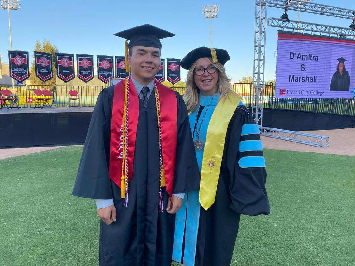 Sylas Ramos, galardonado con el Premio Medalla del Decano de la FCC 2021 de este año, con la presidenta, doctora Carole Goldsmith, antes del inicio de la ceremonia de graduación al aire libre el 23 de junio en Chukchansi Park, en el centro de Fresno. Ramos fue seleccionado por Goldsmith para recibir la Medalla del Presidente Tony Cantú de este año.