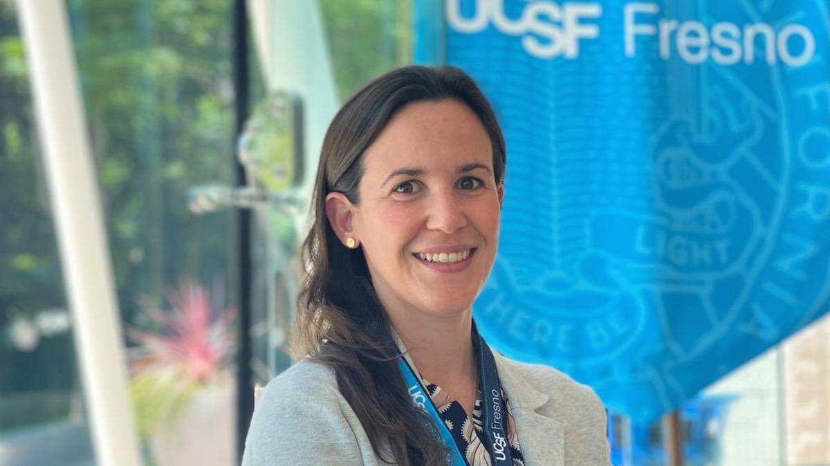 La doctora Monika Thomas-Uribe acaba de completar un programa de capacitación de residencia de tres años en el área de pediatría en UCSF Fresno.