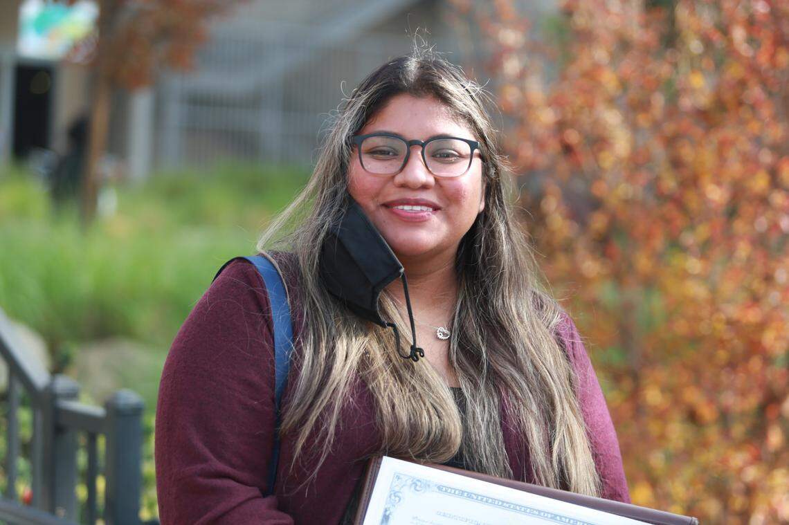Priscila Camarena tomó juramento a la bandera de los Estados Unidos el jueves (19 de noviembre) en la oficia del Servicio de Ciudadanía e Inmigración de Estados Unidos (USCIS) en Fresno.
