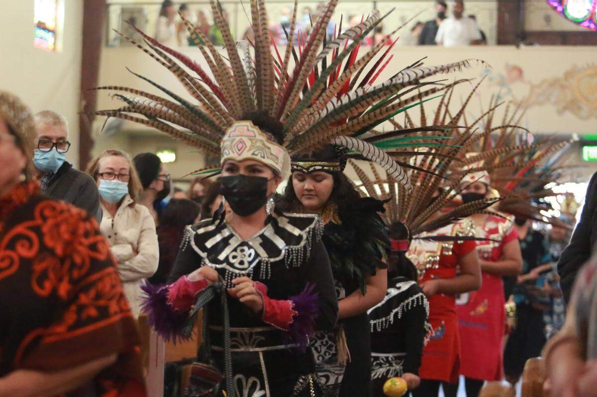 Miembros de la Danza Ehecatl de la Iglesia Inmaculado Corazón de María en Hanford durante la celebración de la Virgen de Guadalupe el domingo, 12 de diciembre durante la misa del medio día.