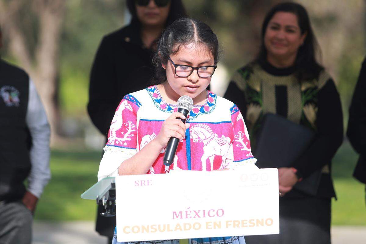 Ruth González, quien leyó la biografía de Benito Juárez en mixteco durante la ceremonia del Consulado de México en Fresno por el 216vo aniversario del Natalicio del Benemérito de las Américas Benito Juárez, la mañana del lunes, 21 de marzo en el Parque Courthouse donde se encuentra una estatua de Juárez, quien es reconocido como uno de los mejores presidentes de México.