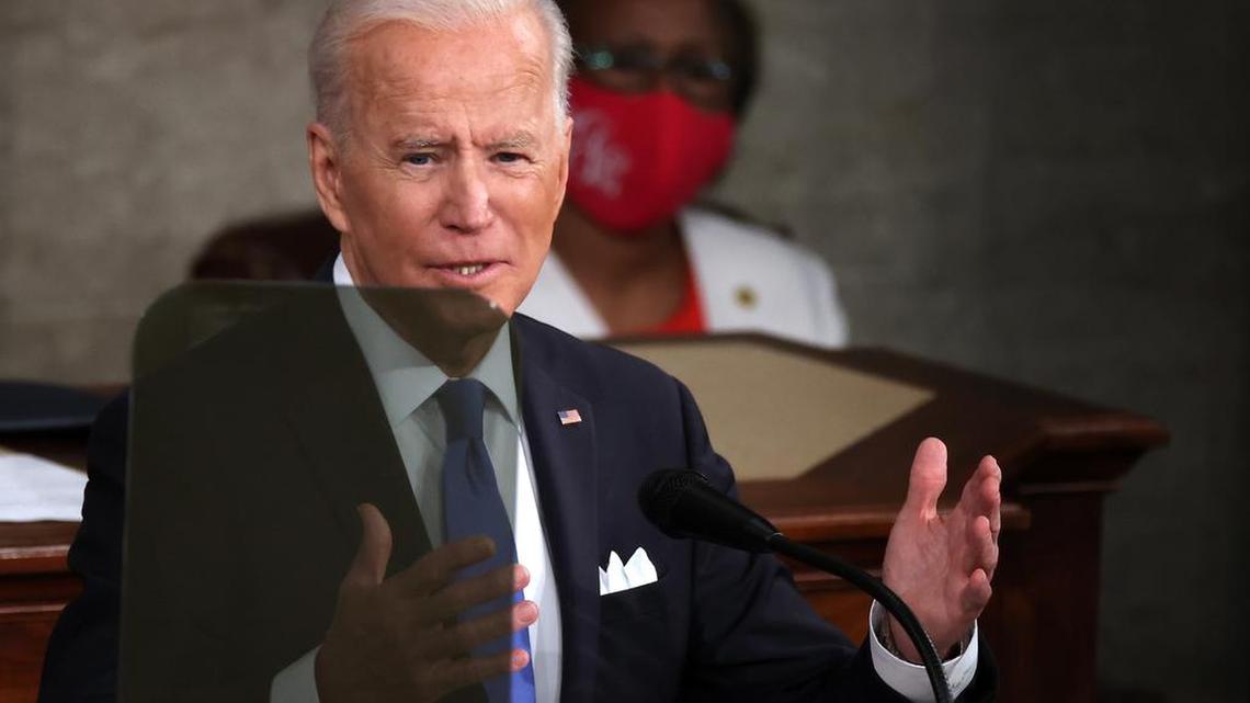 Washington (United States), 28/04/2021.- U.S. President Joe Biden addresses a joint session of congress in the House chamber of the U.S. Capitol in Washington, DC, USA, 28 April 2021. On the eve of his 100th day in office, Biden spoke about his plan to revive America’s economy and health as it continues to recover from a devastating pandemic. He delivered his speech before 200 invited lawmakers and other government officials instead of the normal 1600 guests because of the ongoing COVID-19 pandemic. (Estados Unidos) EFE/EPA/Chip Somodevilla / POOL