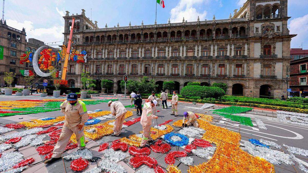 Vista general Trabajadores de la Dirección General de Servicios Urbanos instalando imágenes alusivas a la conmemoración de los 500 años de resistencia indígena.