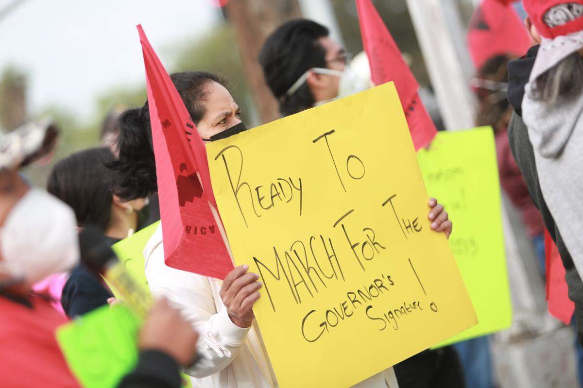 Decenas de trabajadores agrícolas de la Fundación UFW junto a líderes comunitarios y otros simpatizantes y aliados alzaron sus voces en una manifestación en el histórico centro comercial Plaza México la mañana del jueves 31 de marzo pidiéndole a Newsom su apoyo a la ley.