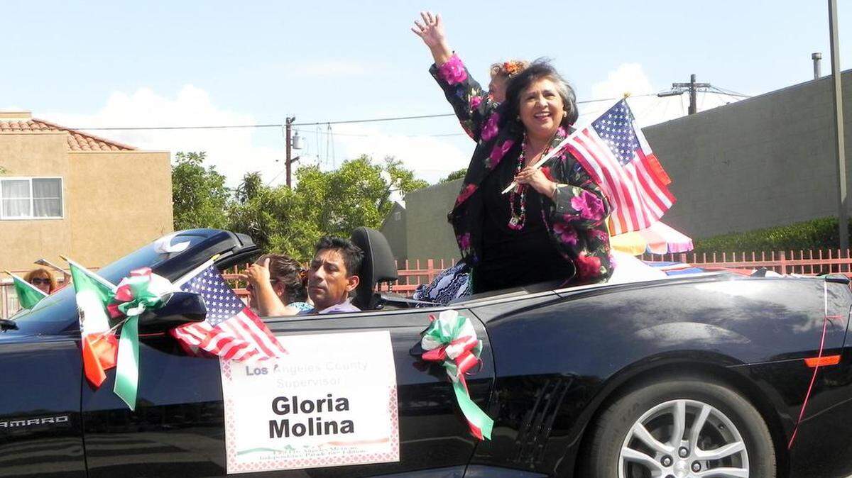 La supervisora del condado de Los Ángeles, Gloria Molina, participa en un desfile con motivo de la Independencia Mexicana el 7 de septiembre de 2014, en Los Ángeles.