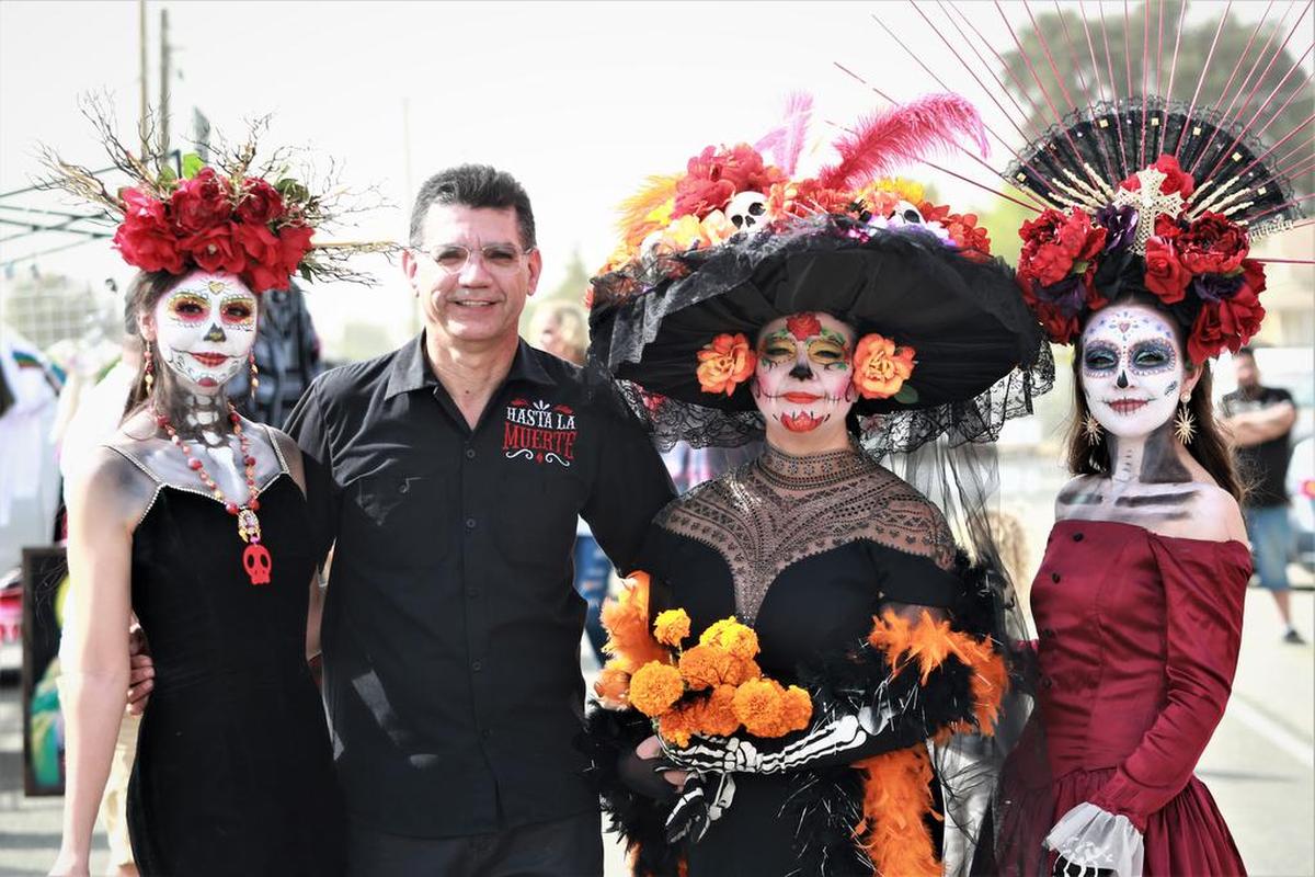 La familia Medina durante la celebración anual del Día de Muertos del Kings Cultural Center, en Armona,  el 27 de octubre de 2019.