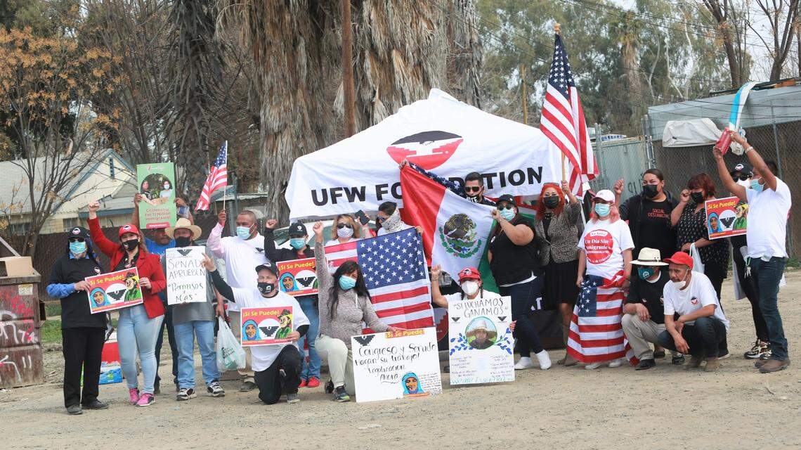 Campesinos alzan su voz con manifestación ‘Un día sin inmigrantes’ por la reforma migratoria en Cinco Puntos.
