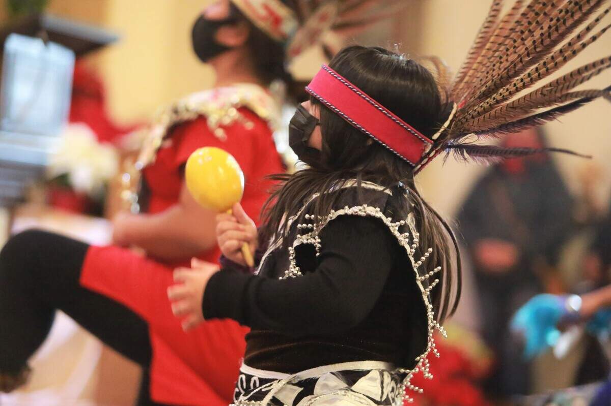 Miembros de la Danza Ehecatl de la Iglesia Inmaculado Corazón de María en Hanford durante la celebración de la Virgen de Guadalupe el domingo, 12 de diciembre durante la misa del medio día.