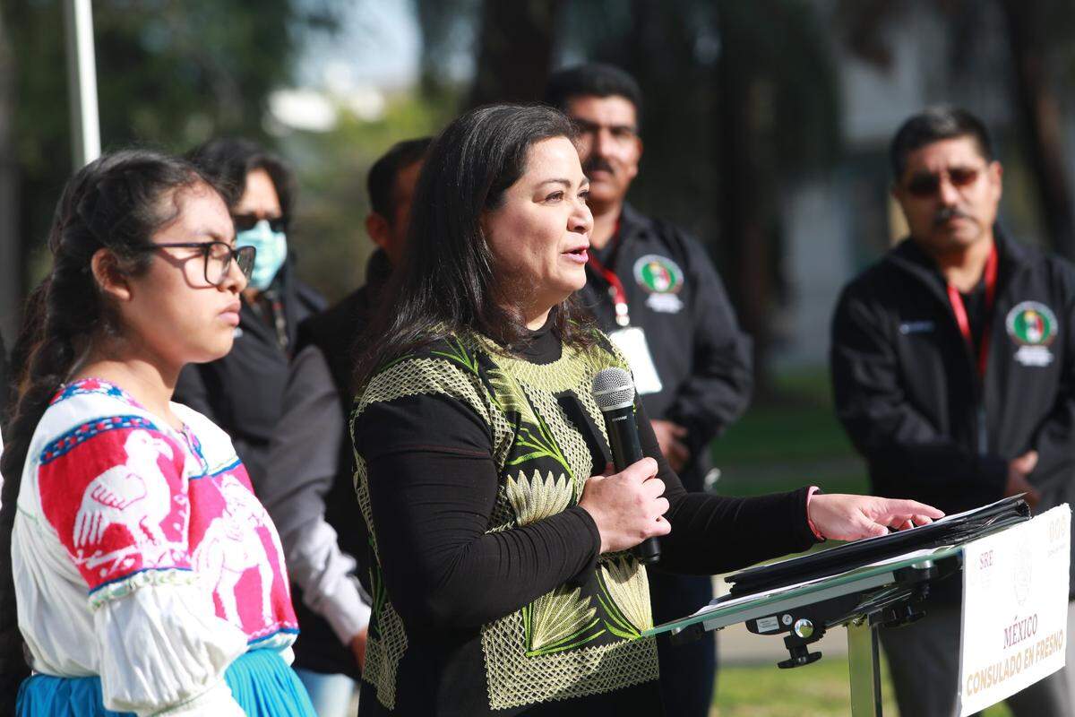 La Cónsul Titular Adriana González Carrillo del Consulado de México en Fresno durante la ceremonia del 216vo aniversario del Natalicio del Benemérito de las Américas Benito Juárez, la mañana del lunes, 21 de marzo en el Parque Courthouse en la esquina de la Calle Tulare con la Avenida Van Ness donde se encuentra una estatua de Juárez, quien es reconocido como uno de los mejores presidentes de México.