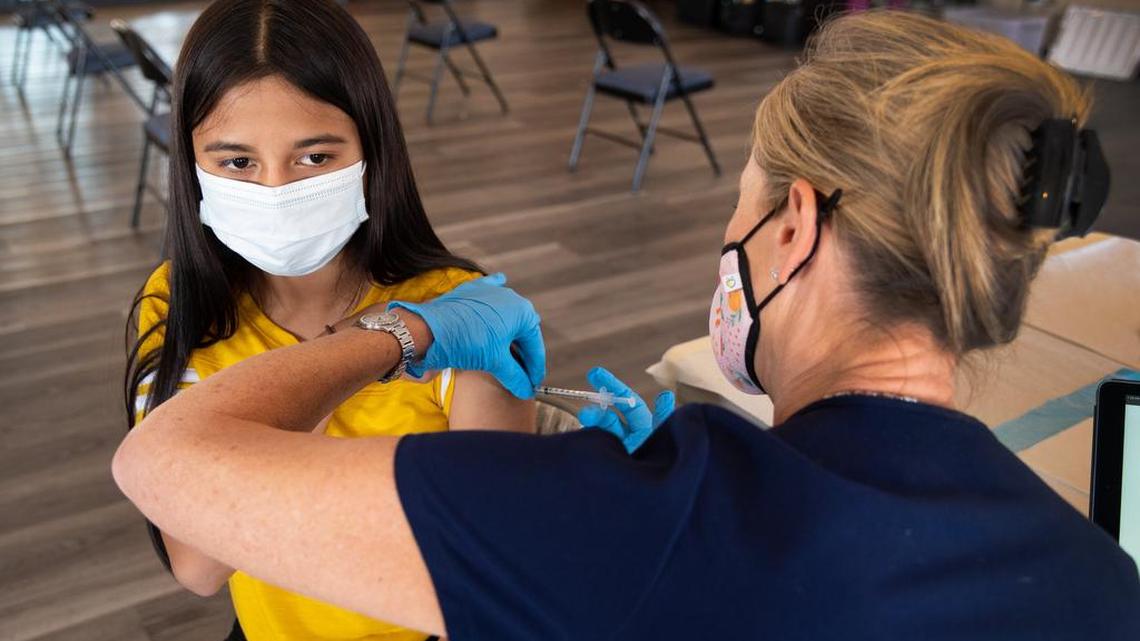 Muchos latinos en California esperaron para recibir la vacuna COVID. Por qué se arremangan