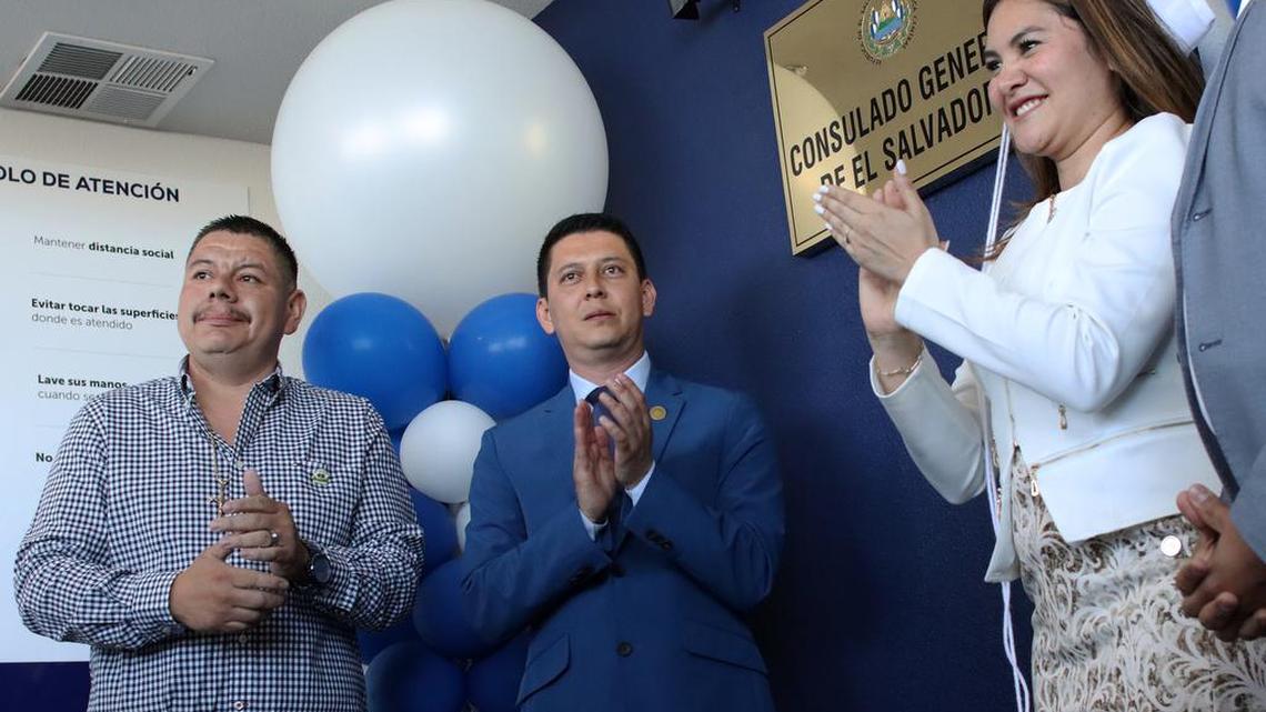 El Consulado General de El Salvador de la nueva oficina de Fresno, Wilbur Alemán (centro) y el Viceministro de Migración y Movilidad Humana de El Salvador se unen al alcalde de Mendota, Rolando Castro, en la inauguración del nuevo Consulado Salvadoreño en el noreste de Fresno el 6 de junio de 2022.