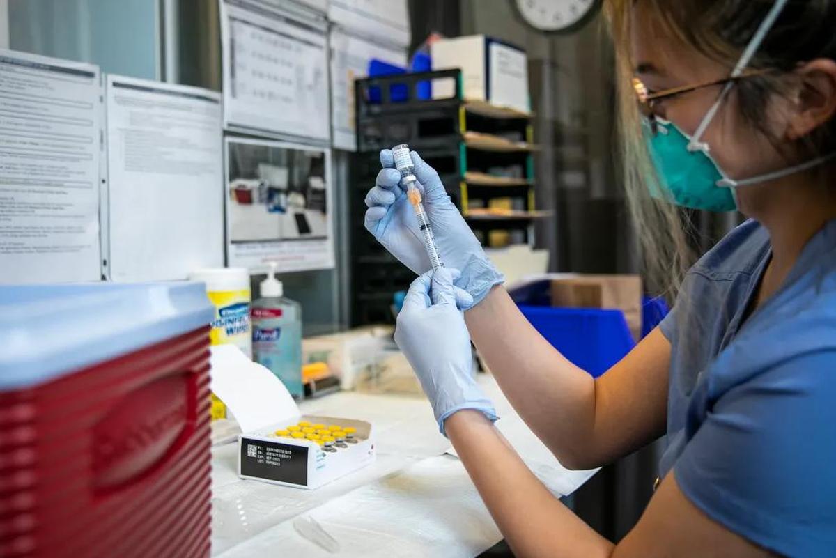 Zelynn Tirona prepara vacunas contra la viruela del simio para su administración en el Hospital General Zuckerberg San Francisco el 12 de agosto de 2022.