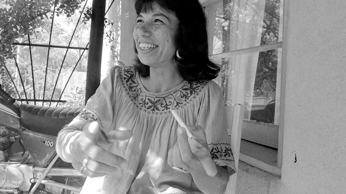 La activista, autora y pionera del movimiento chicano Elizabeth ‘Betita’ Martínez utilizó sus habilidades literarias como editora y escritora, de raíces mexicanasa, para crear un espacio para las personas como ella nacidas en Estados Unidos. / Chicano movement activist, author and pioneer Elizabeth ‘Betita’ Martínez used her literary skills as an editor and writer, with Mexican roots, to create a space for people like her born in the United States.