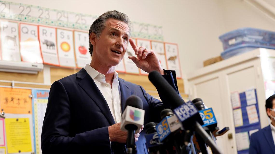 Oakland (United States), 15/09/2021.- California Governor Gavin Newsom speaks with the media after visiting students at the Melrose Leadership Academy, Maxwell Campus in Oakland, California, USA, 15 September 2021. Newsom overwhelming defeated a GOP backed recall election after a majority of California voted to keep Newsom as governor of California. (Estados Unidos) EFE/EPA/JOHN G. MABANGLO