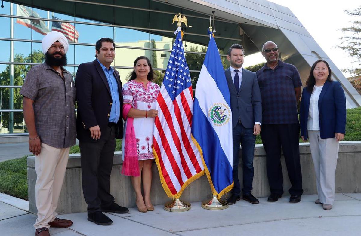 Jason Manuel Castro Olivares (a la derecha de la bandera salvadorena) participo en el izamiento de la bandera en el ayuntamiento de Fresno el 16 de septiembre, 2022.