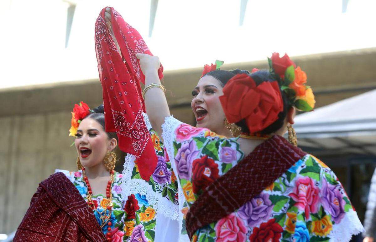 Los Danzantes de Aztlán performed dances from Yucatán during the Sept. 21, 2022 Bienvenida (Welcome) celebration in front of the Kennel Bookstotre.