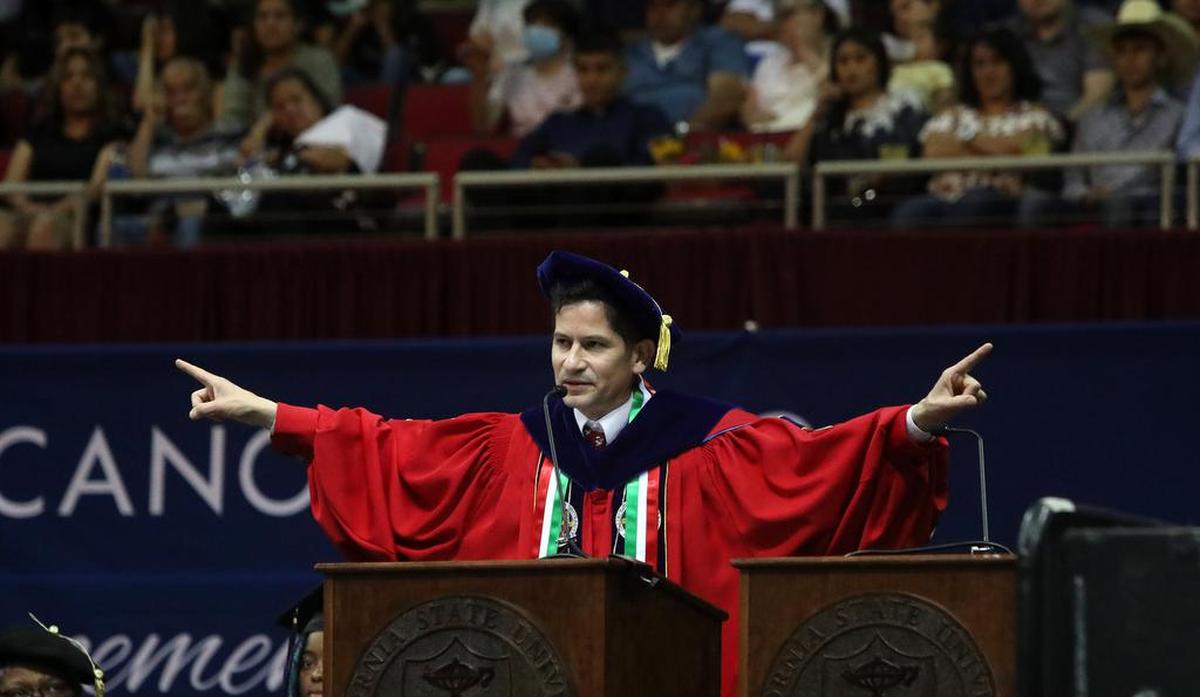 El presidente del estado de Fresno, Saúl Jiménez-Sandoval, pronunció su discurso en español durante la 46.ª celebración de graduación chicana/latina en el Save Mart Center el 21 de mayo de 2022.