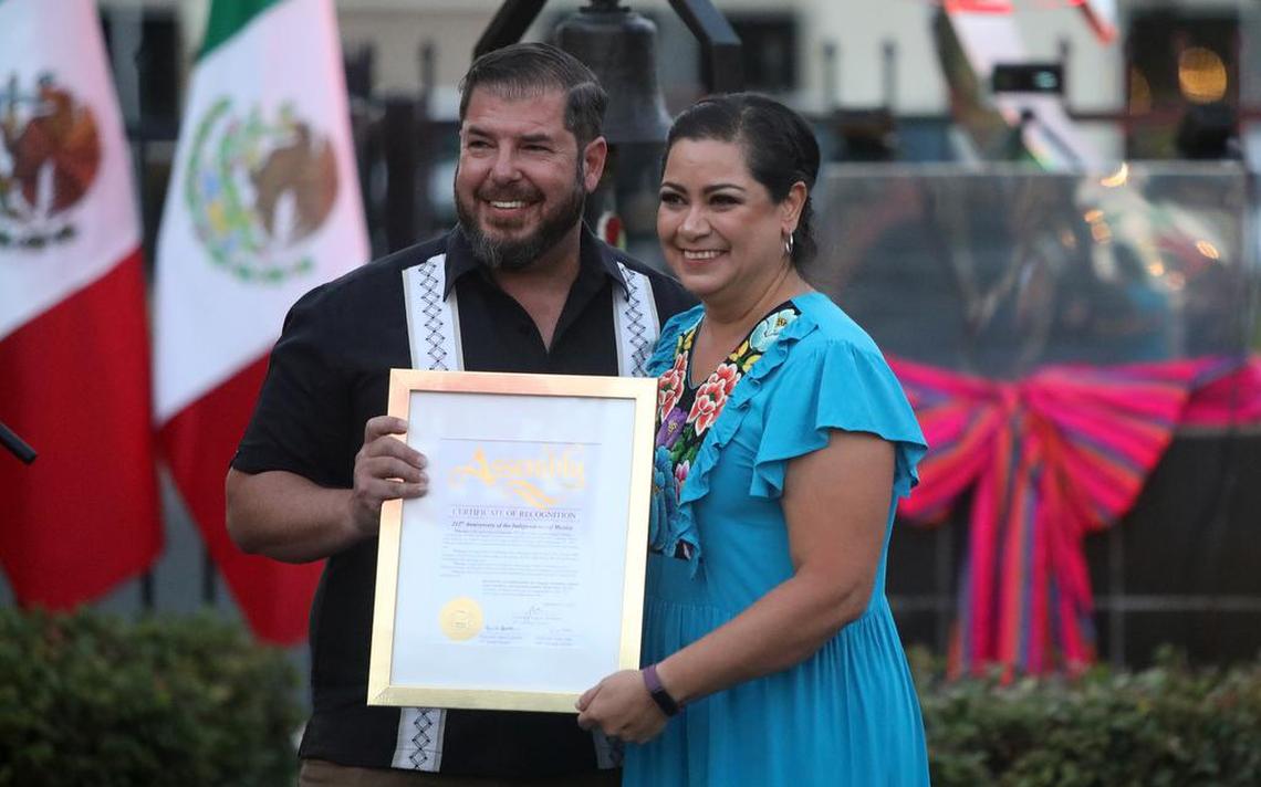 Assemblymember Joaquín Arámbula presented a proclamation to Fresno Mexican Consul Adriana González Carillo during the Mexican Independence Day celebration at the Mexican Consulate in Fresno on Sept. 15, 2022.